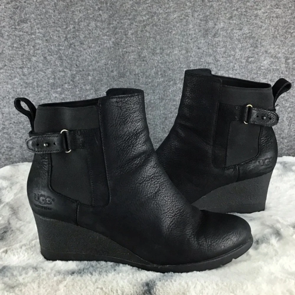 UGG signs secure black